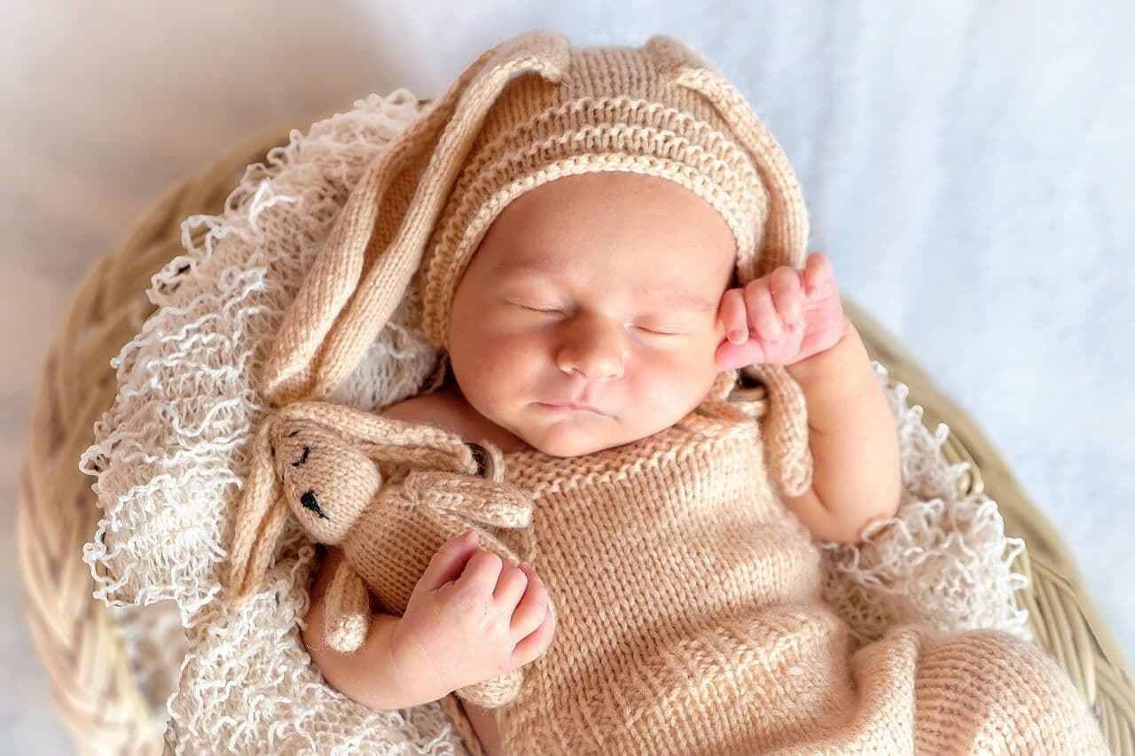 Hochsensibles Baby schläft friedlich im Körbchen